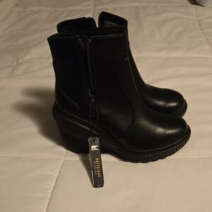 New Sorel Black Leather Wedge Boots